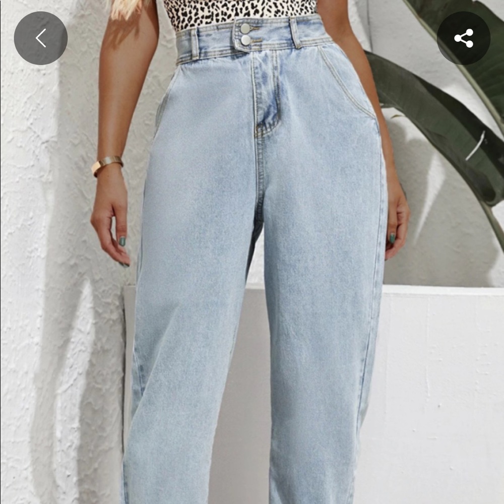 Light Wash with 2 Buttons Mom Jeans